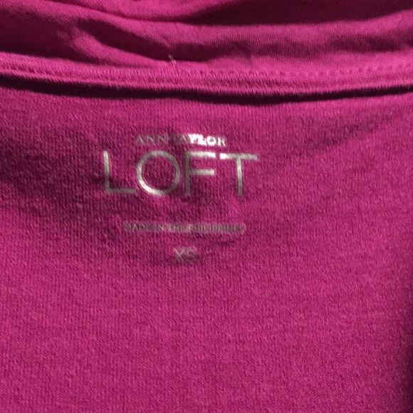 Loft fuschia colored tank size XS. Cute front tie - Picture 2 of 3